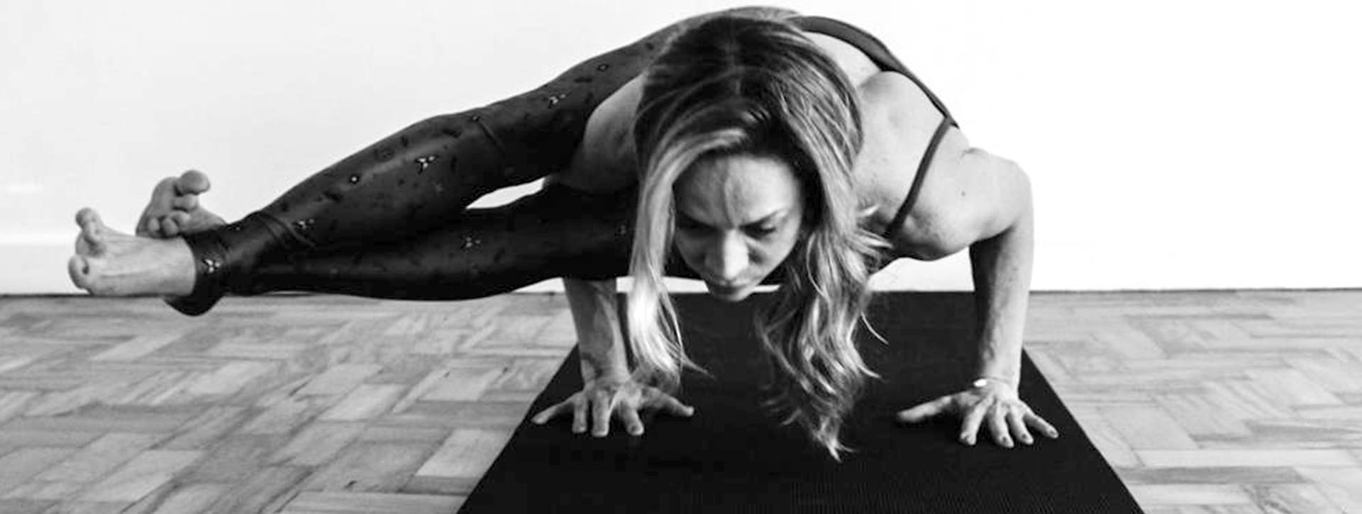 Mulher em pose de yoga
