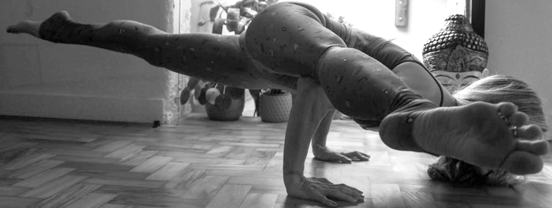 Mulher em pose de yoga